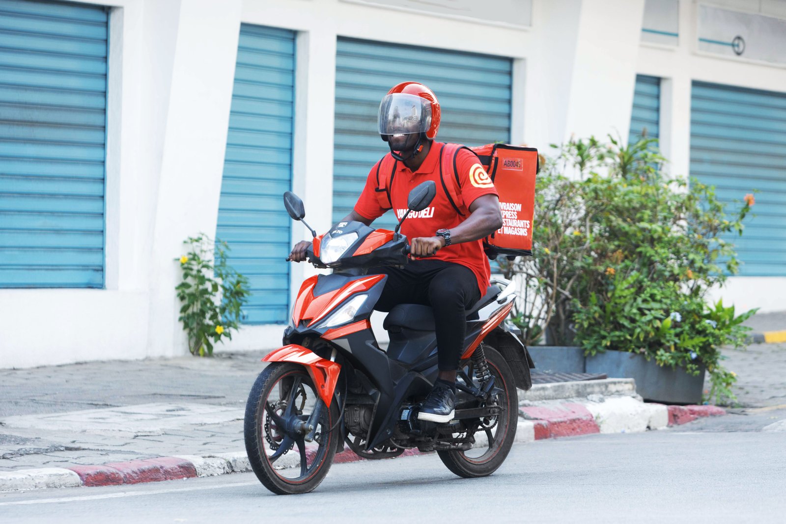 Livreurs à moto : ces héros discrets des grandes villes béninoises