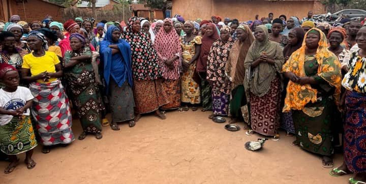 Image supplémentaire pour Houedogli fait bloc  derrière l'he Honoré Guigui