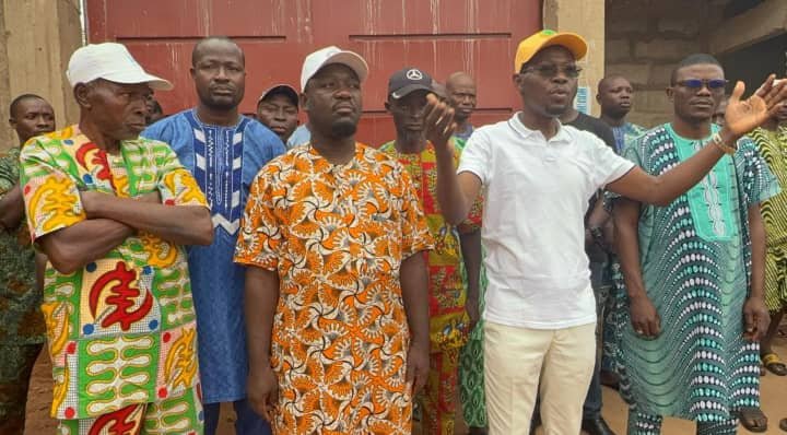 Image supplémentaire pour Houedogli fait bloc  derrière l'he Honoré Guigui