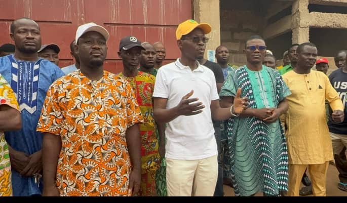 Image supplémentaire pour Houedogli fait bloc  derrière l'he Honoré Guigui