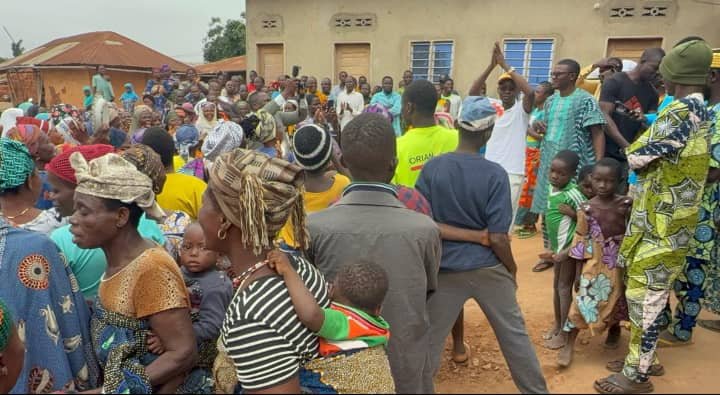Image supplémentaire pour Houedogli fait bloc  derrière l'he Honoré Guigui