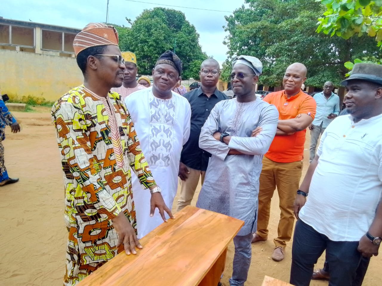 Les anciens de la série C offrent 75 bancs au CEG d’Application