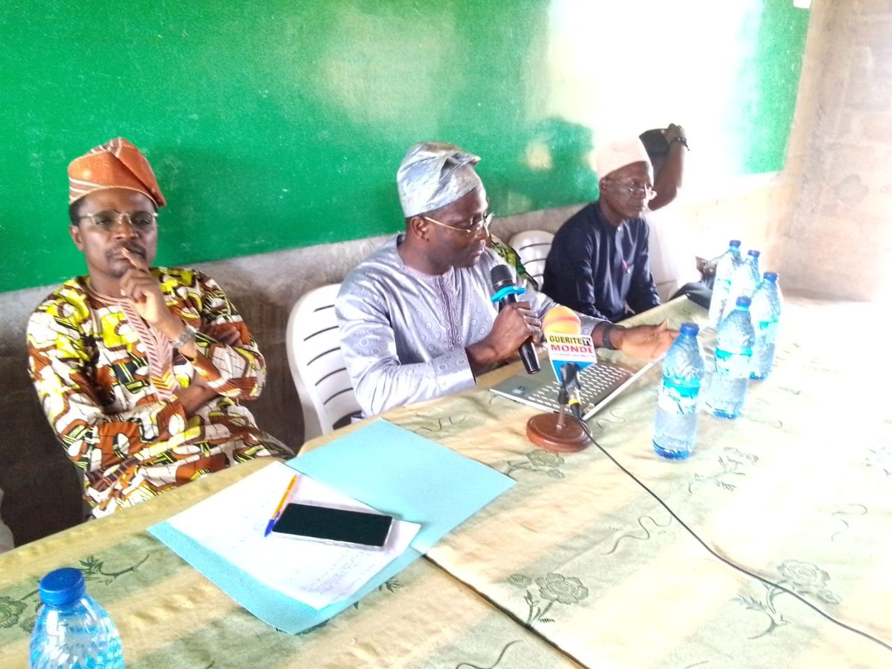 Image supplémentaire pour Les anciens de la série C offrent 75 bancs au CEG d’Application