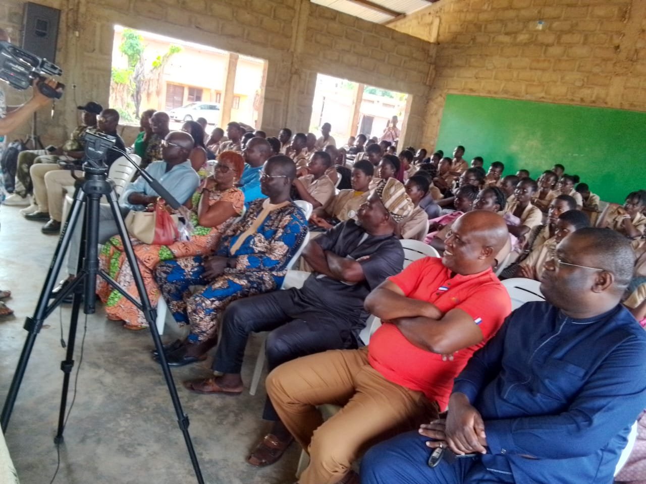 Image supplémentaire pour Les anciens de la série C offrent 75 bancs au CEG d’Application