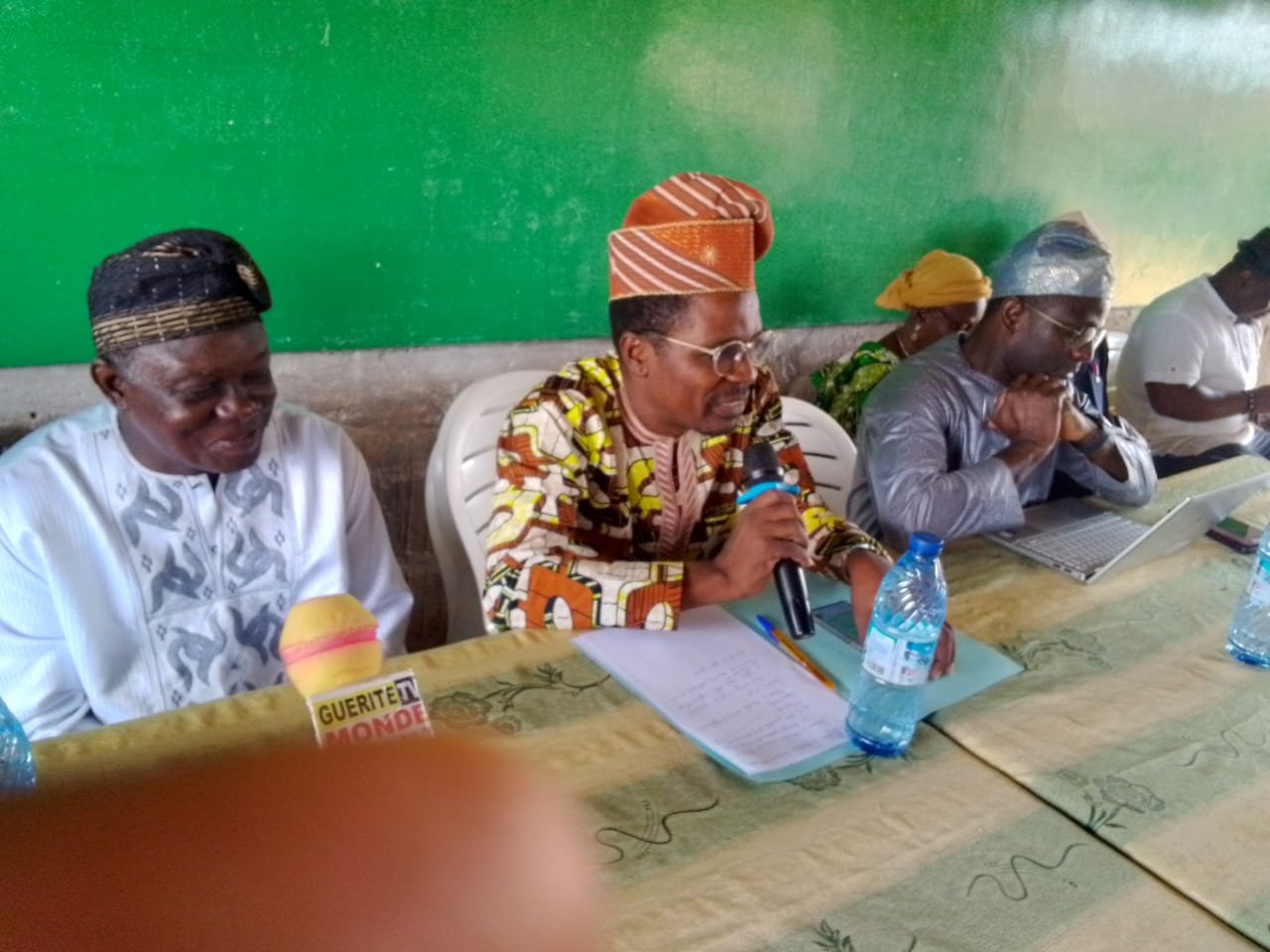 Image supplémentaire pour Les anciens de la série C offrent 75 bancs au CEG d’Application