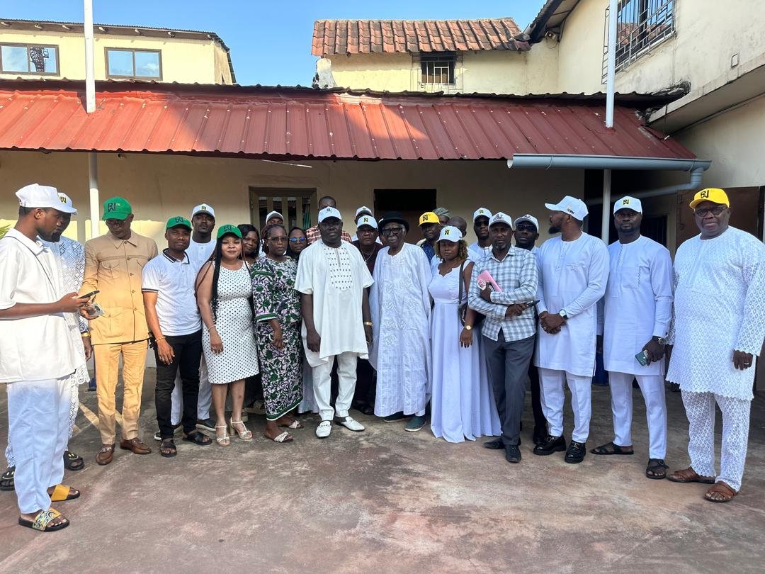 Le Fan-Club Romuald WADAGNI reçoit la bénédiction du patriarche Karim Da Silva