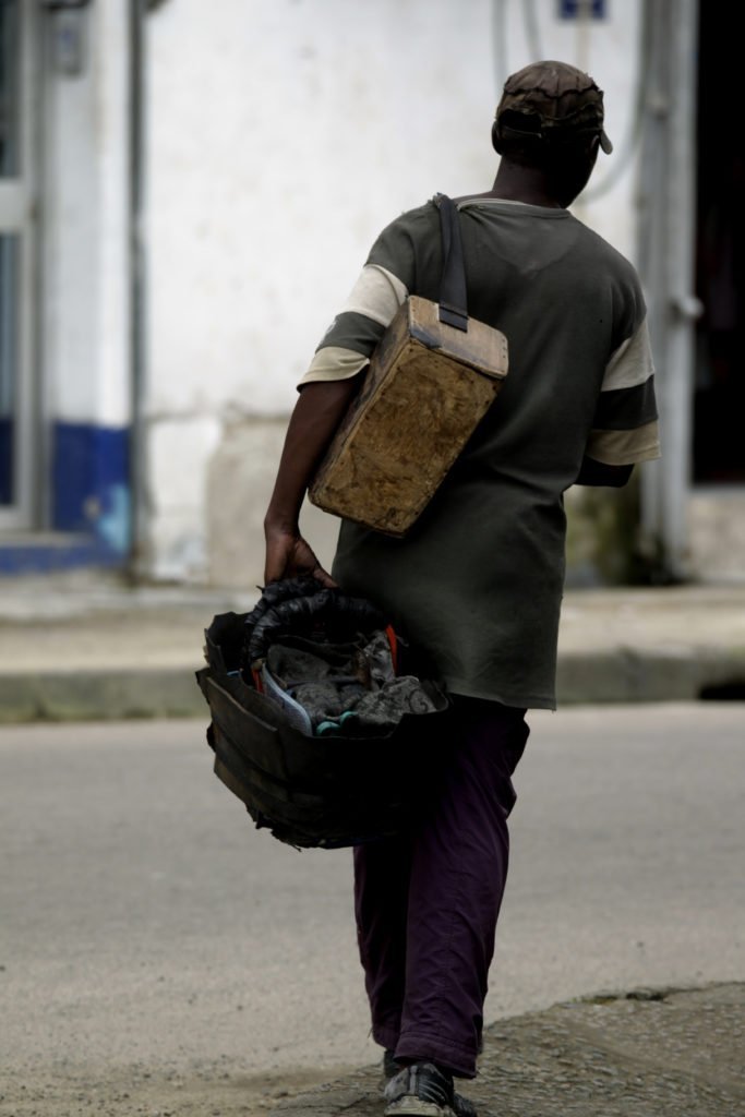 Les “Tchouminka”, maîtres du cuir dans nos rues