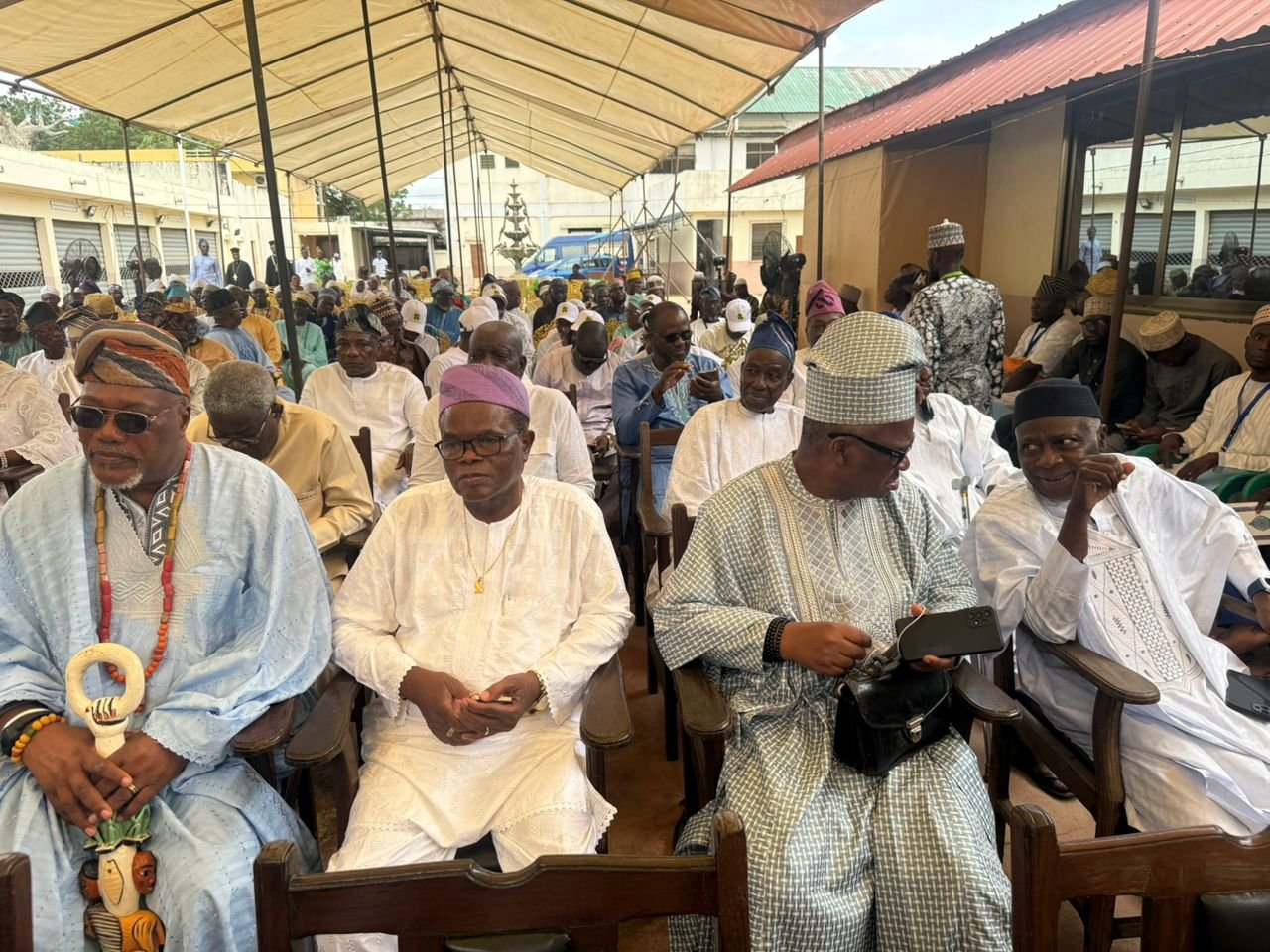 Image supplémentaire pour Le Fan-Club Romuald WADAGNI aux côtés du patriarche Karim da Silva*