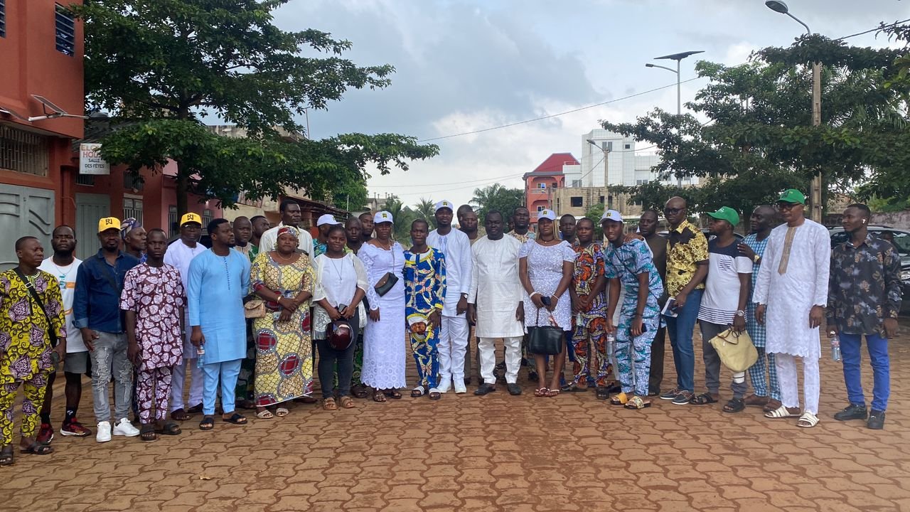 Image supplémentaire pour Deux mouvements rallient le Fan-Club WADAGNI