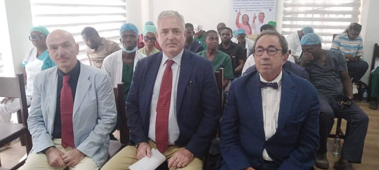 Image supplémentaire pour Le DG HOUNNOU hisse le CHUD/Ouémé au niveau international