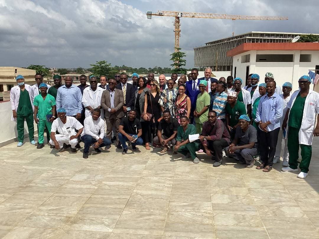 Image supplémentaire pour Le DG HOUNNOU hisse le CHUD/Ouémé au niveau international