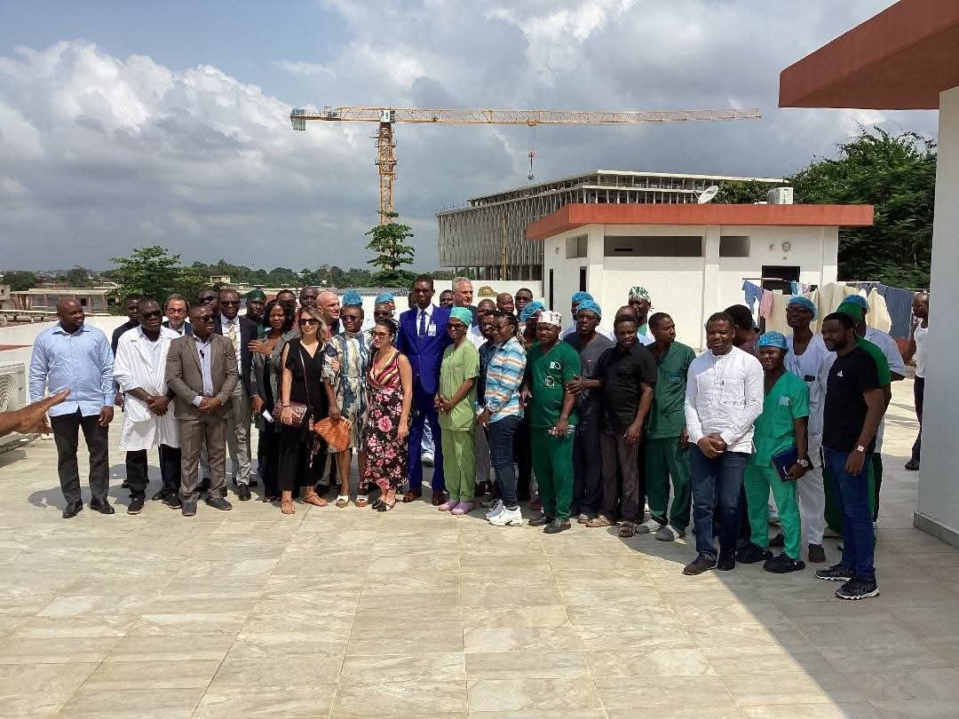 Image supplémentaire pour Le DG HOUNNOU hisse le CHUD/Ouémé au niveau international