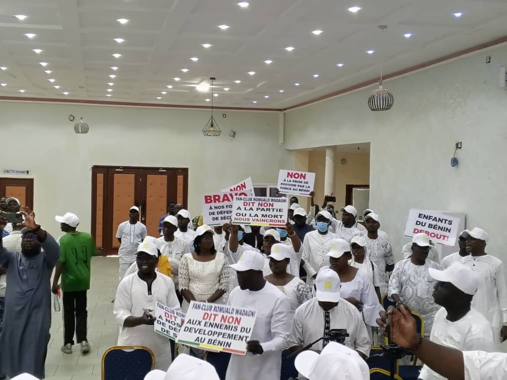 Image supplémentaire pour Les membres du fan-club Romuald WADAGNI du Borgou disent merci