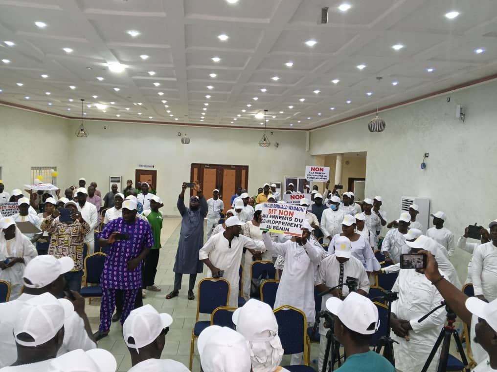 Image supplémentaire pour Les membres du fan-club Romuald WADAGNI du Borgou disent merci