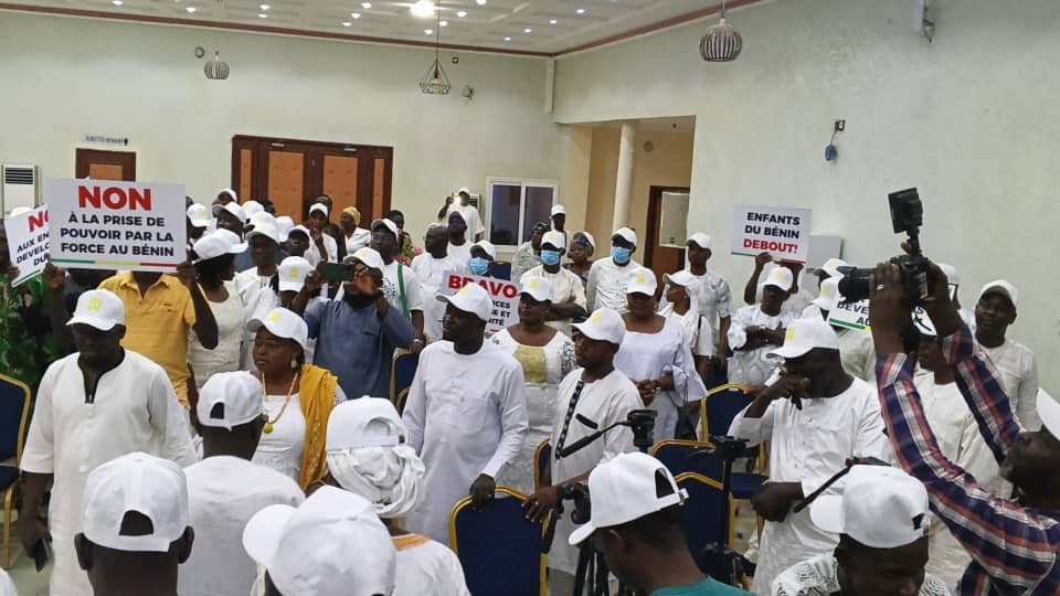 Image supplémentaire pour Les membres du fan-club Romuald WADAGNI du Borgou disent merci