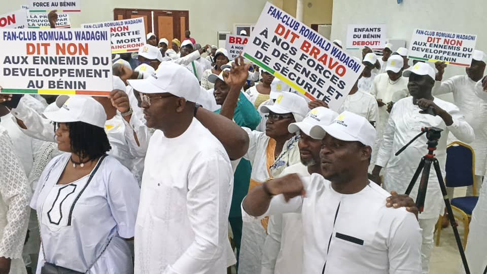 Image supplémentaire pour Les membres du fan-club Romuald WADAGNI du Borgou disent merci