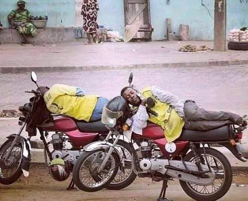 Les zemidjans, entre dur labeur et conditions précaires