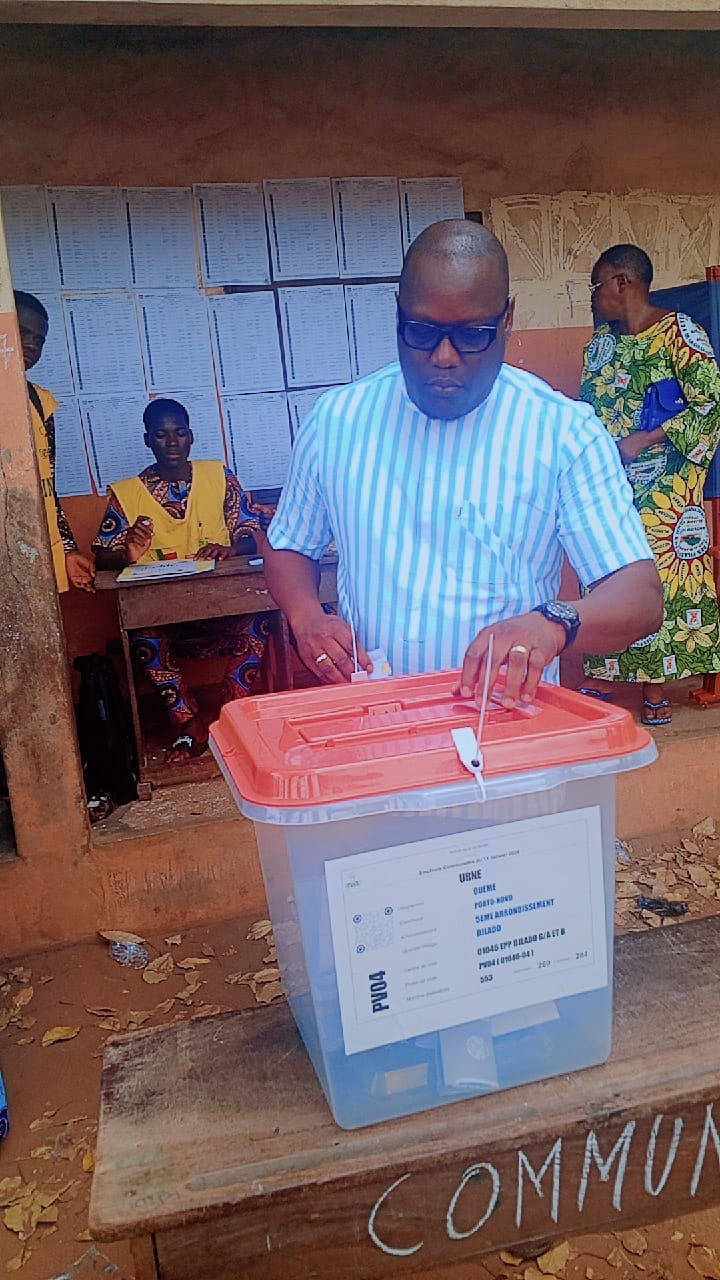 Image supplémentaire pour HOUNKPE Clément accomplit son devoir civique à Porto-Novo