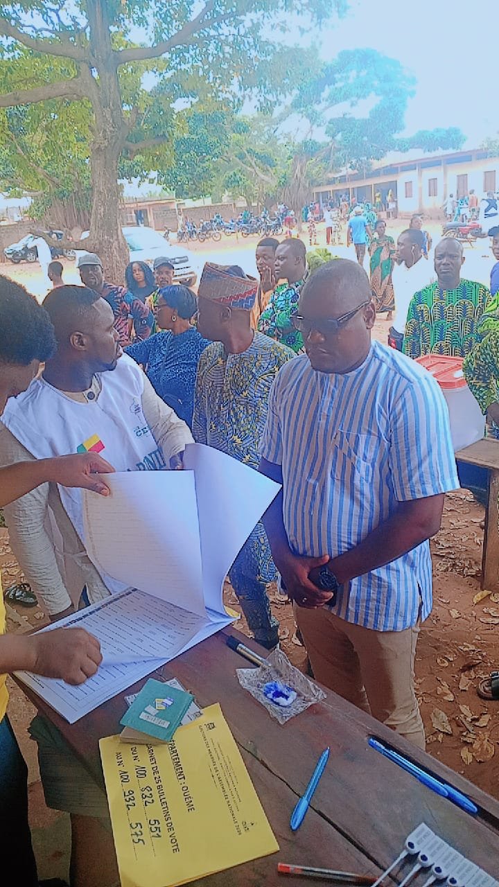 Image supplémentaire pour HOUNKPE Clément accomplit son devoir civique à Porto-Novo