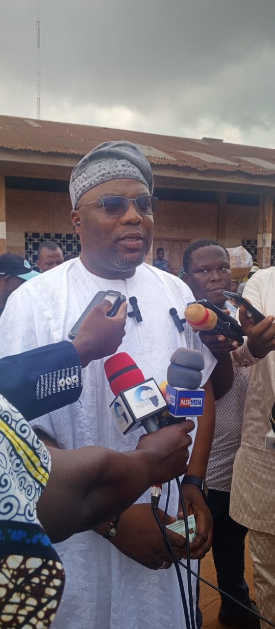 Image supplémentaire pour Le maire Charlemagne Yankoty accomplit son devoir civique et appelle à la paix