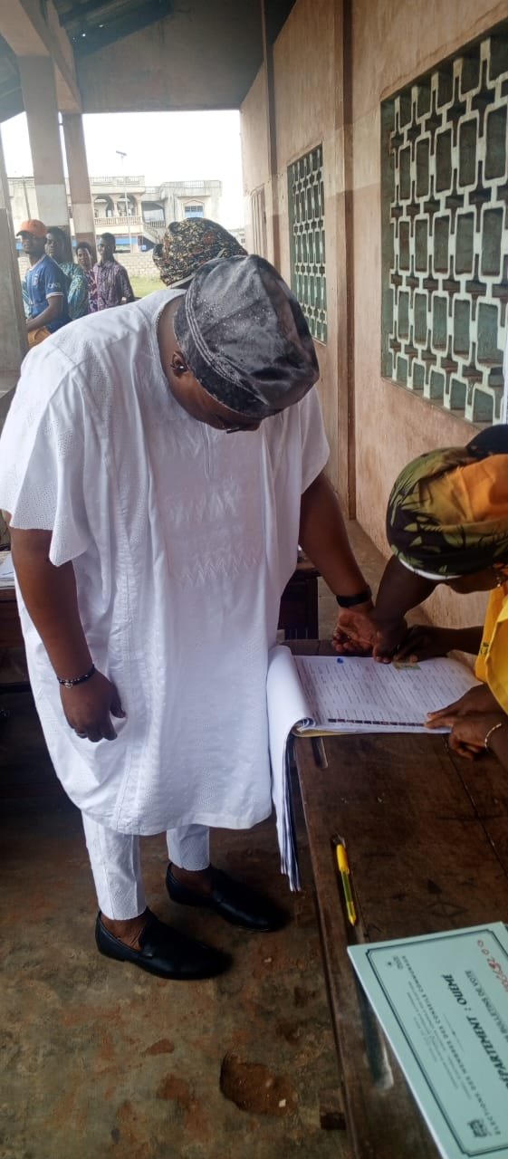 Image supplémentaire pour Le maire Charlemagne Yankoty accomplit son devoir civique et appelle à la paix