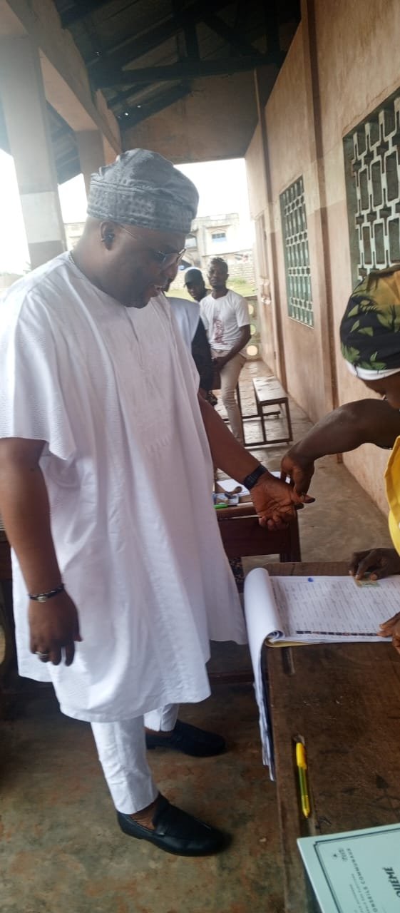 Image supplémentaire pour Le maire Charlemagne Yankoty accomplit son devoir civique et appelle à la paix