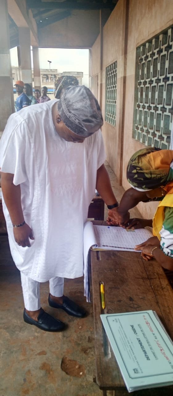 Image supplémentaire pour Le maire Charlemagne Yankoty accomplit son devoir civique et appelle à la paix