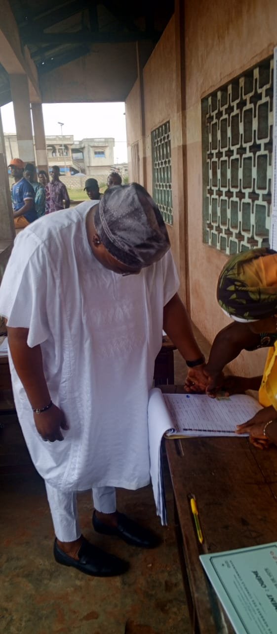 Image supplémentaire pour Le maire Charlemagne Yankoty accomplit son devoir civique et appelle à la paix