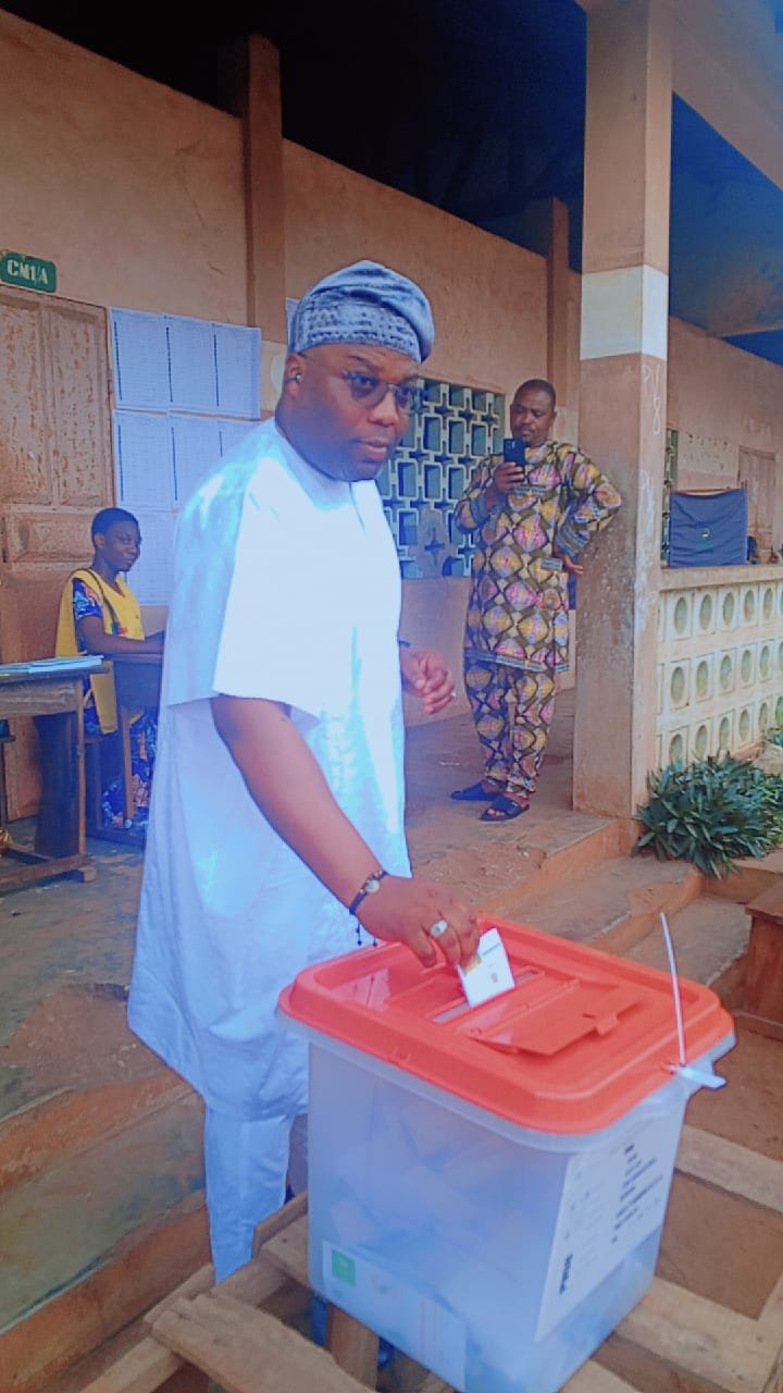 Image supplémentaire pour Le maire Charlemagne Yankoty accomplit son devoir civique et appelle à la paix