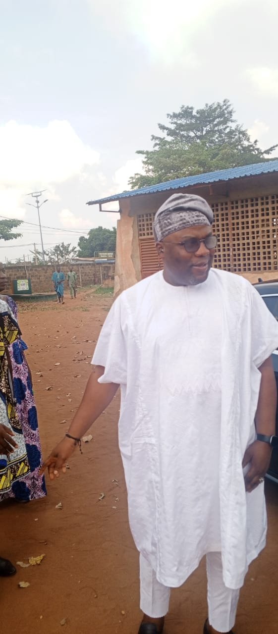 Image supplémentaire pour Le maire Charlemagne Yankoty accomplit son devoir civique et appelle à la paix