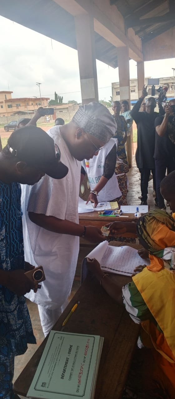 Image supplémentaire pour Le maire Charlemagne Yankoty accomplit son devoir civique et appelle à la paix