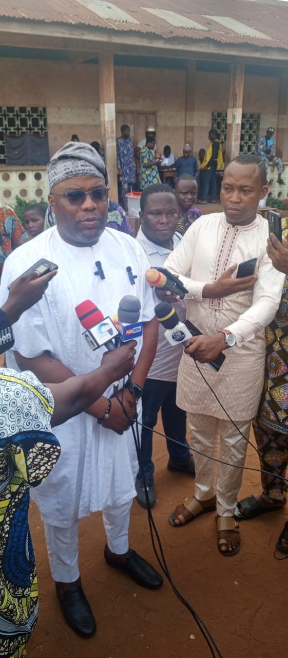 Image supplémentaire pour Le maire Charlemagne Yankoty accomplit son devoir civique et appelle à la paix