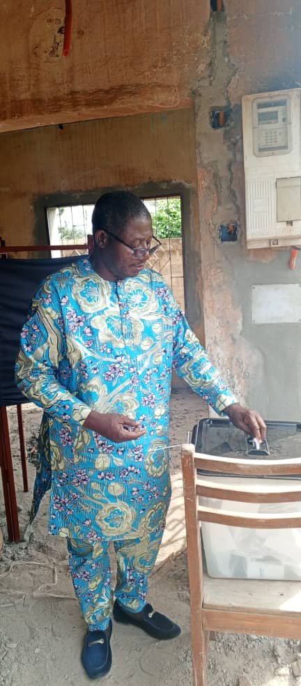 Image supplémentaire pour Le député Augustin Ahouanvoèbla accomplit son devoir civique et appelle à la confiance