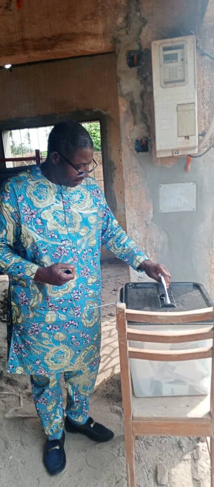 Image supplémentaire pour Le député Augustin Ahouanvoèbla accomplit son devoir civique et appelle à la confiance