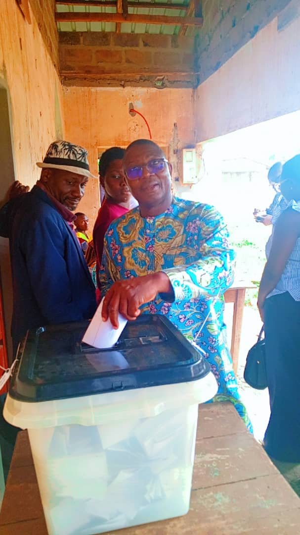 Image supplémentaire pour Le député Augustin Ahouanvoèbla accomplit son devoir civique et appelle à la confiance