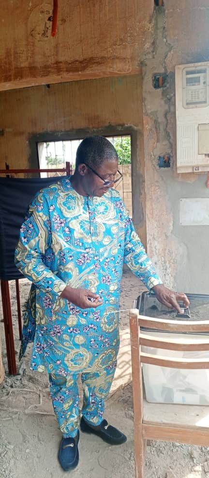 Image supplémentaire pour Le député Augustin Ahouanvoèbla accomplit son devoir civique et appelle à la confiance