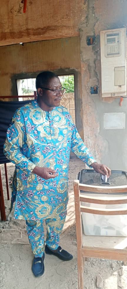 Image supplémentaire pour Le député Augustin Ahouanvoèbla accomplit son devoir civique et appelle à la confiance