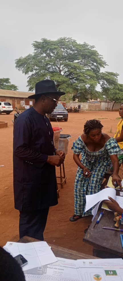 Image supplémentaire pour Le Dr Raymond Dagbégnon Koumagnon accomplit son devoir civique à Tokpota Davo