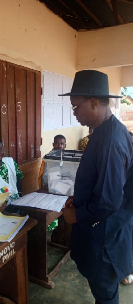 Image supplémentaire pour Le Dr Raymond Dagbégnon Koumagnon accomplit son devoir civique à Tokpota Davo