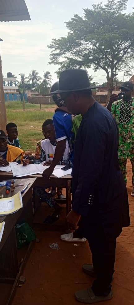 Image supplémentaire pour Le Dr Raymond Dagbégnon Koumagnon accomplit son devoir civique à Tokpota Davo