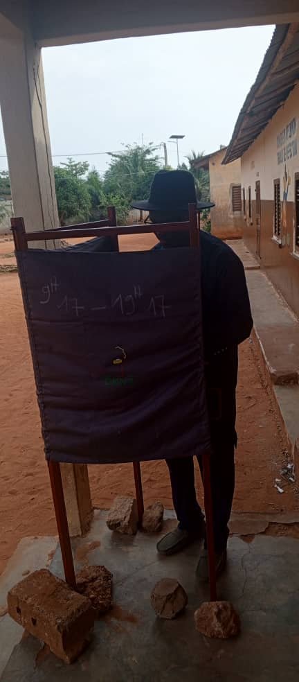 Image supplémentaire pour Le Dr Raymond Dagbégnon Koumagnon accomplit son devoir civique à Tokpota Davo