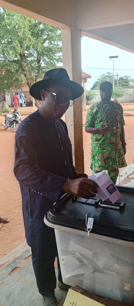 Image supplémentaire pour Le Dr Raymond Dagbégnon Koumagnon accomplit son devoir civique à Tokpota Davo