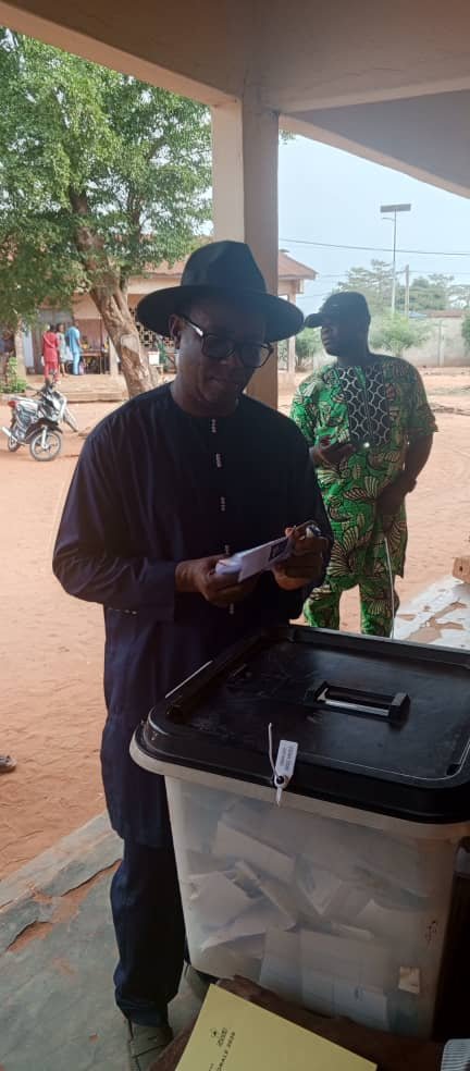 Image supplémentaire pour Le Dr Raymond Dagbégnon Koumagnon accomplit son devoir civique à Tokpota Davo