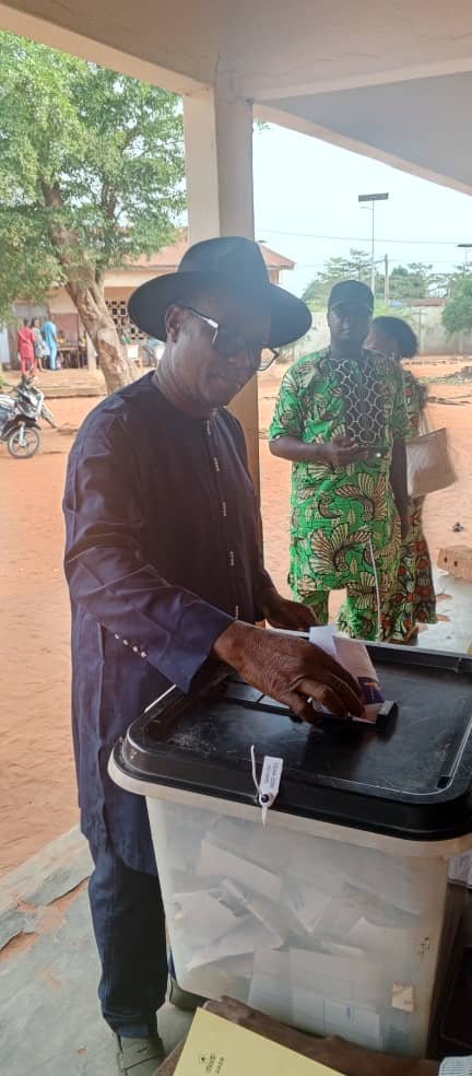 Image supplémentaire pour Le Dr Raymond Dagbégnon Koumagnon accomplit son devoir civique à Tokpota Davo