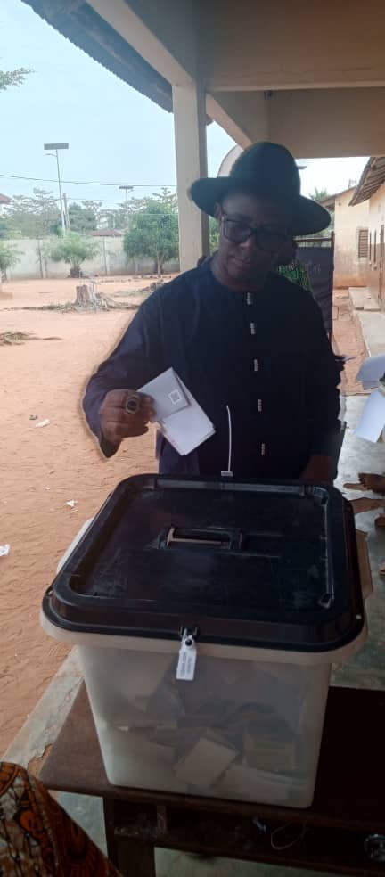 Image supplémentaire pour Le Dr Raymond Dagbégnon Koumagnon accomplit son devoir civique à Tokpota Davo