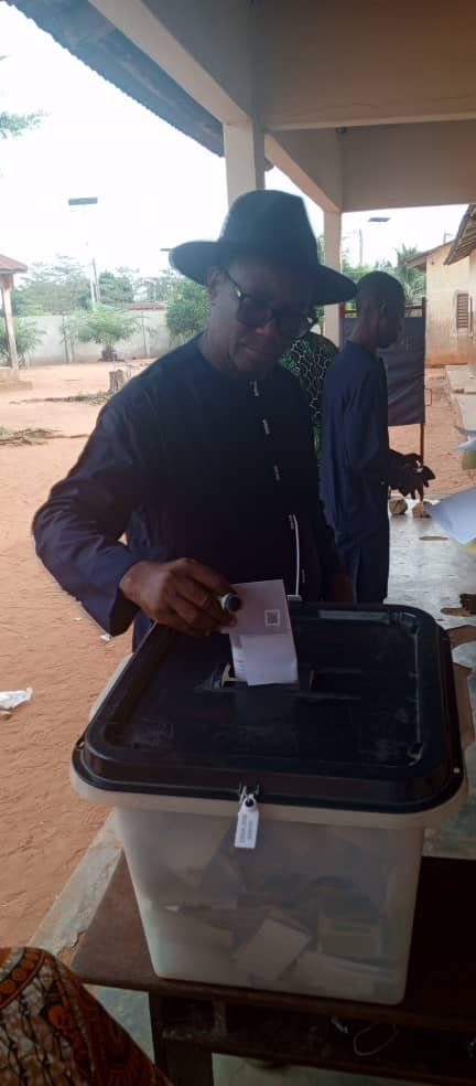 Image supplémentaire pour Le Dr Raymond Dagbégnon Koumagnon accomplit son devoir civique à Tokpota Davo