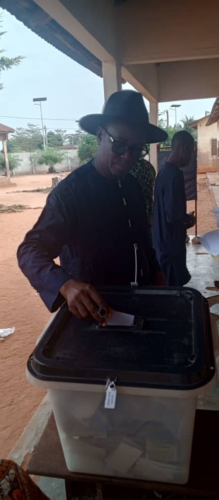 Image supplémentaire pour Le Dr Raymond Dagbégnon Koumagnon accomplit son devoir civique à Tokpota Davo