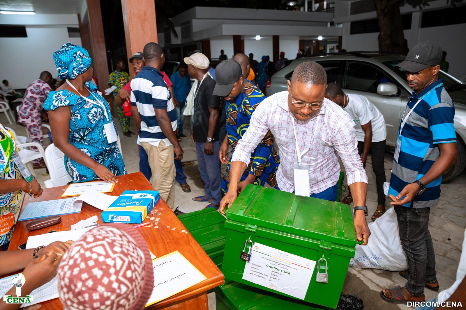 Image supplémentaire pour Le président de la CENA reçoit une délégation de la CEDEAO