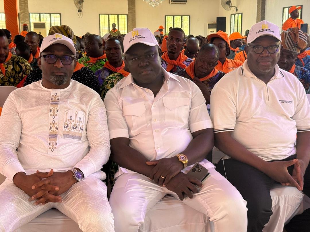 Image supplémentaire pour Le fan-club Romuald WADAGNI aux côtés de ses camarades de lutte