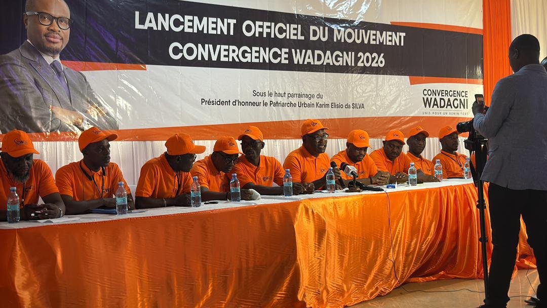 Image supplémentaire pour Le fan-club Romuald WADAGNI aux côtés de ses camarades de lutte